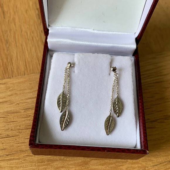 Jewelry - Sterling silver dangling leaf earrings